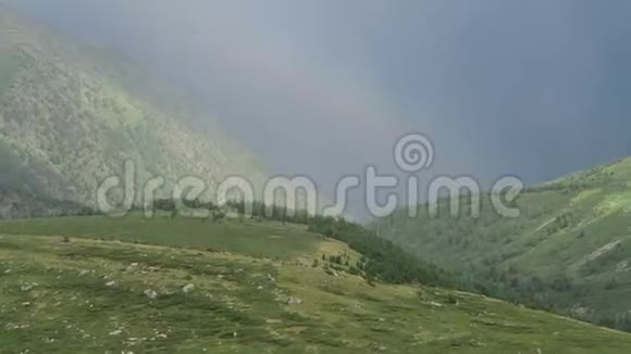 群山中的彩虹雨后令人惊叹的山谷风景阿尔泰山视频的预览图