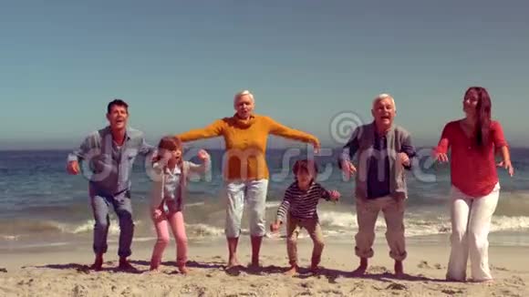 幸福的一家人举起双手跳起来视频的预览图