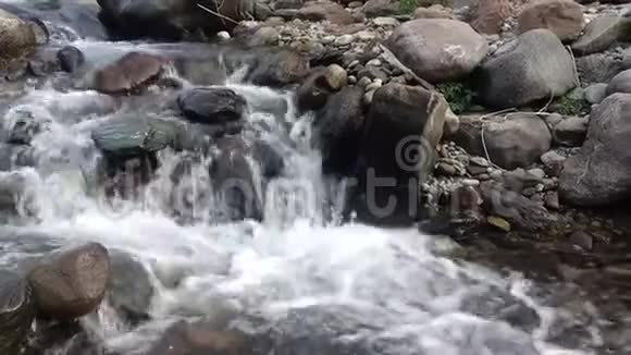 美丽的自然与喷泉在印度喜马拉雅山石头河岸自然环境石头里面潮湿的天气多云视频的预览图