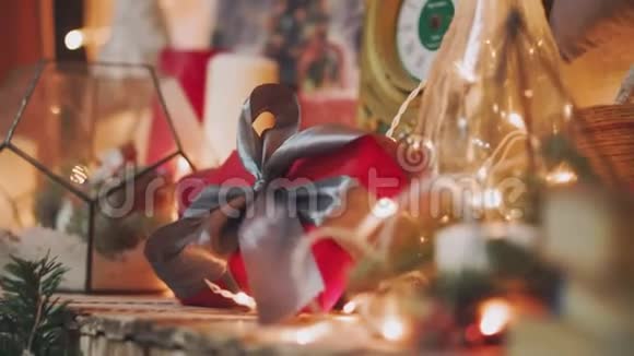 男人手中的美丽礼物新年礼物一条红丝带冷杉放在桌子上他自己做的是视频的预览图