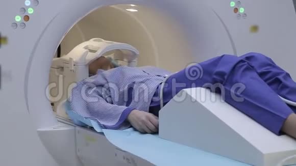 研究期间使用磁共振成像的女病人视频的预览图