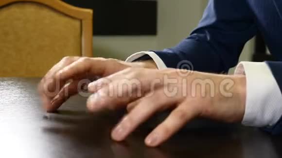 有神经的男性手指成年男子用手指敲击桌子在等人什么的现代生活的挑战视频的预览图
