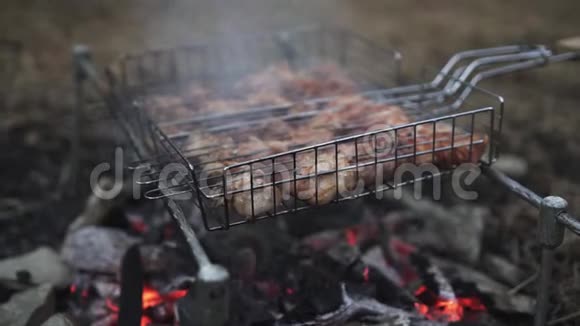 网格烧烤中的美味肉是在煤上准备的视频的预览图