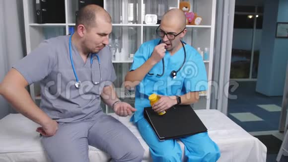 职工室两名医生服用维生素预防疾病视频的预览图