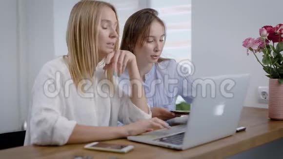 女性阅读杂志和使用笔记本电脑视频的预览图