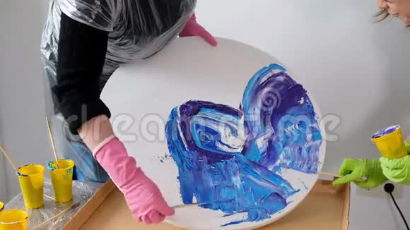 女性制作流体艺术丙烯酸绘画创意宇宙艺术品嬉皮壁纸蓝色与创作者的手视频的预览图
