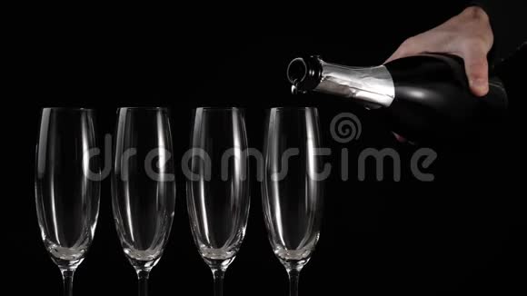 好香槟酒四个带有香槟酒的玻璃杯放在黑色背景的木桌上手推金香槟视频的预览图