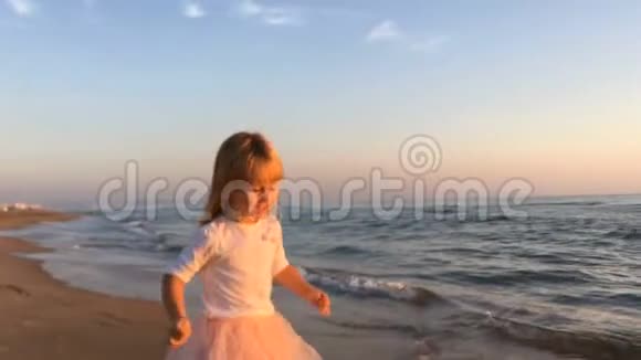 小女孩在海滩上跑到她父亲身边他们在转悠布鲁尔视频的预览图