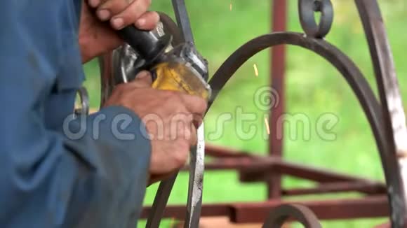 工人焊接金属关闭视频的预览图