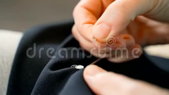 女人在裙子上缝亮片女孩手中的针线自由工作在家创造新衣服视频的预览图