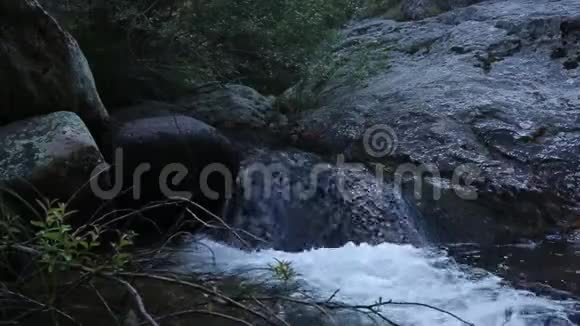 水很快从大巨石上流下来视频的预览图