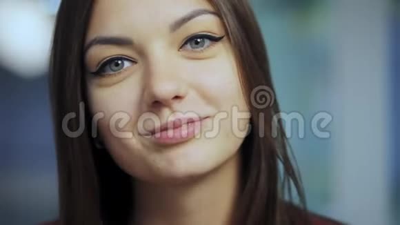 商业女性肖像快乐的微笑年轻白种人女性专业室内肖像视频的预览图