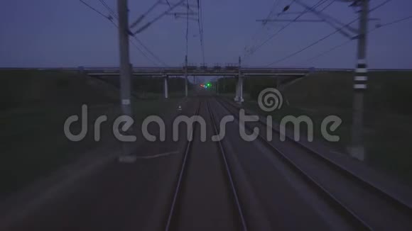 晚上的铁路从最后一辆车的窗户看到铁路轨道灯光和车站背景复制空间视频的预览图