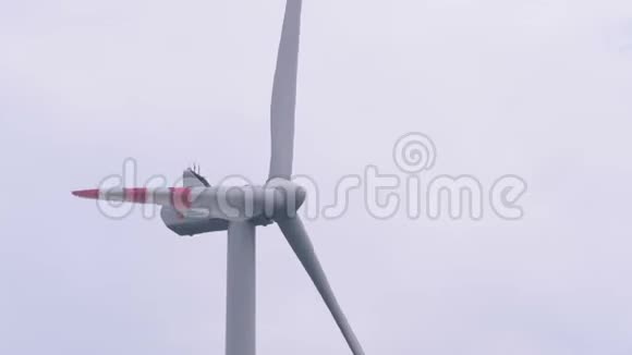 风力涡轮机对抗蓝天奥地利视频的预览图