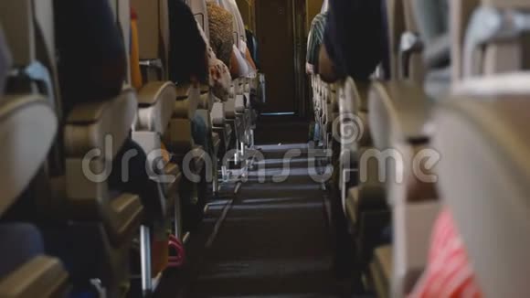 背景镜头现代飞机经济舱内部透明过道飞行期间与乘客在他们的座位视频的预览图