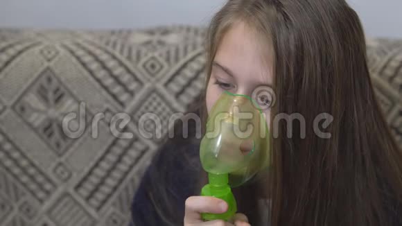 少女吸入室内视频的预览图