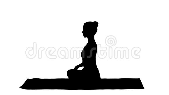 剪影年轻运动迷人的女人练习瑜伽做莲花姿势视频的预览图