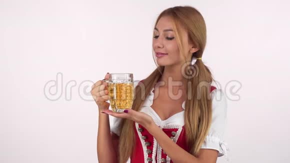 穿着啤酒节服装的漂亮快乐德国女人端着啤酒杯视频的预览图