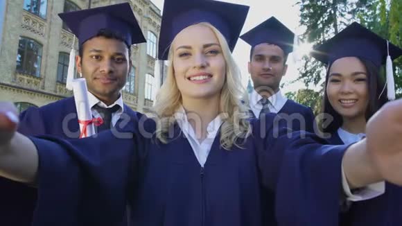 大学毕业生在毕业日自拍说奶酪友谊视频的预览图