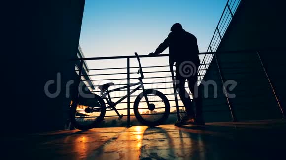 骑手在日落的背景下休息活跃的青少年剪影视频的预览图