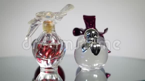 为女性准备的漂亮的现代玻璃瓶香水视频的预览图