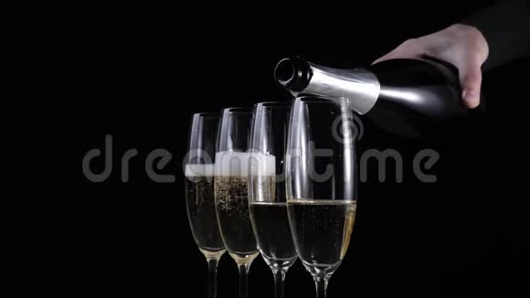好香槟酒四个带有香槟酒的玻璃杯放在黑色背景的木桌上手推金香槟视频的预览图