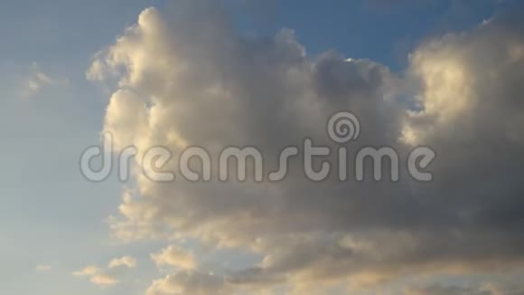 黄昏时美丽的云彩在运动视频的预览图