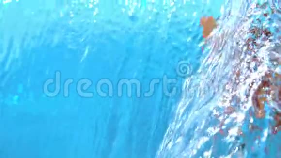 新鲜桃片飞进水中慢动作拍摄1500fps视频的预览图
