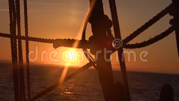 日落穿过一艘旧帆船的船罩和帆索视频的预览图
