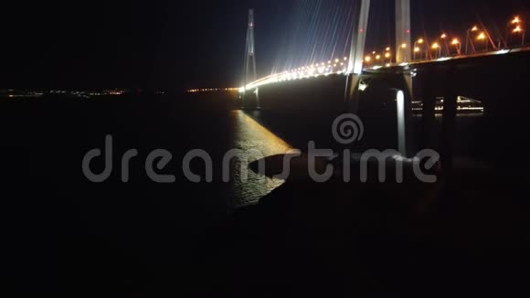 游轮在明亮的照明下经过俄罗斯桥视频的预览图