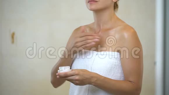 中老年妇女在浴室按摩和涂抹补水乳液视频的预览图