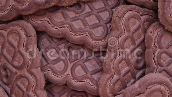 棕色巧克力饼干心脏装饰旋转背景视频的预览图