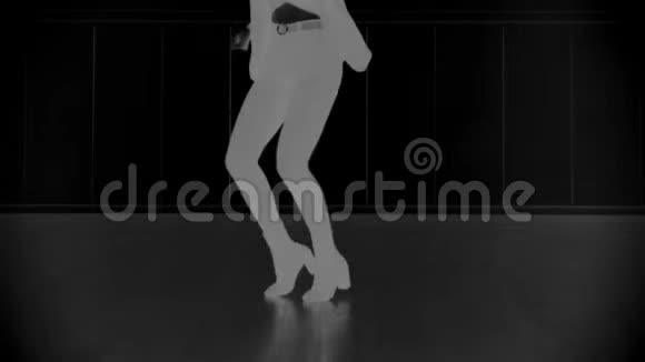 跳舞的女孩黑白短片视频的预览图