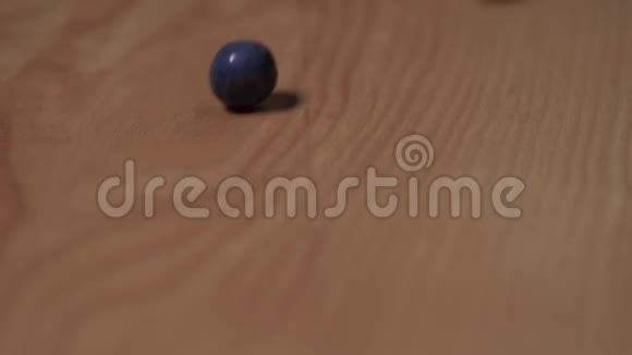 蓝莓顺着木板滚下来特写慢动作视频的预览图