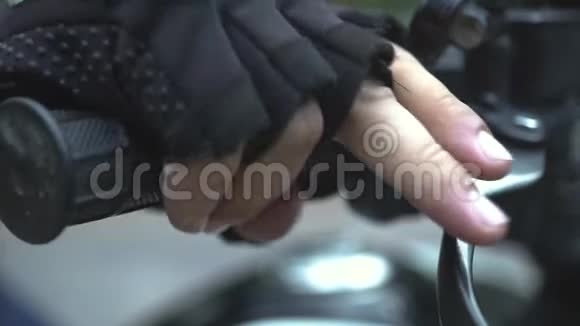 摩托车手把手按在车把上男性手戴莫托手套手握方向盘上的休息视频的预览图