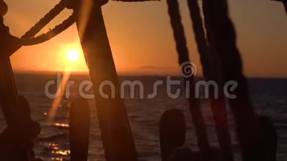 日落穿过一艘旧帆船的船罩和帆索视频的预览图
