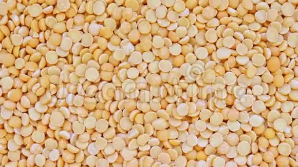 干黄裂豌豆旋转背景纹理植物蛋白来源素食者和素食者视频的预览图