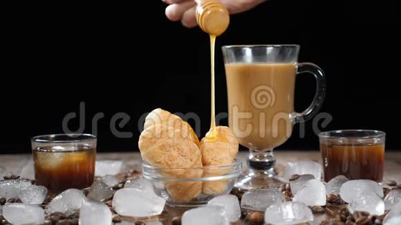 咖啡屋玻璃盘子里有美味的牛角面包热而清澈的液体蜂蜜慢慢地倒在甜点上视频的预览图