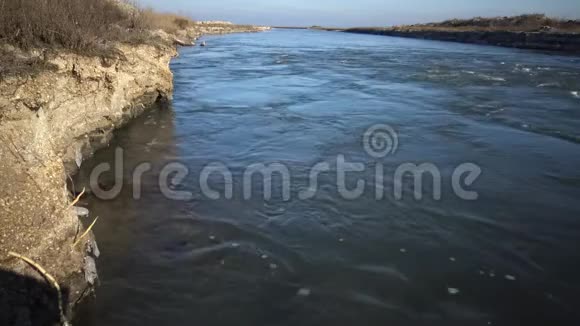 回流的水循环流动视频的预览图