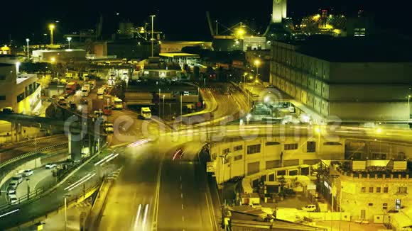 繁忙的工业海港区长时间暴露夜间意大利热那亚视频的预览图