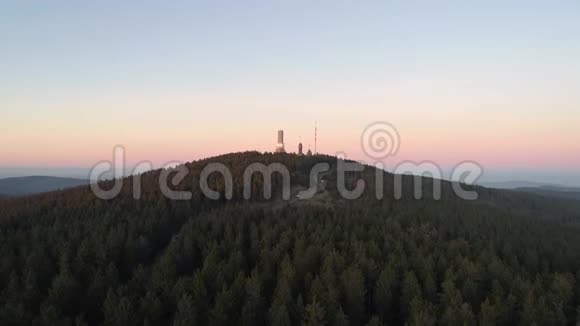 黄昏时鸟瞰Taunus山脉GrosserFeldberg视频的预览图