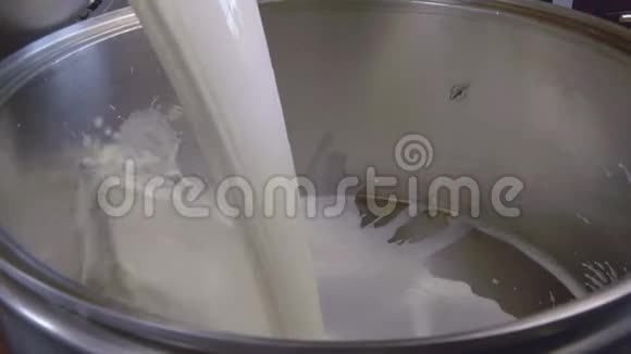 新鲜的羊奶被倒入家庭农场的巴氏杀菌罐中视频的预览图