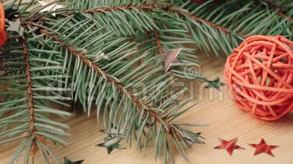 新年和圣诞节装饰一些礼物木制的彩色球和银星靠近圣诞树树枝视频的预览图