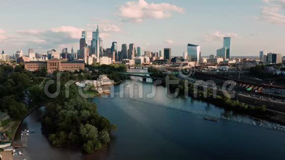 日落尖峰时间费城费城市区中心视频的预览图
