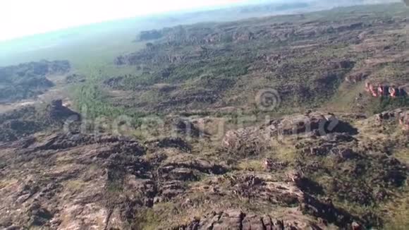 澳大利亚卡卡杜国家公园飞越自然公园俯瞰河流俯瞰岩石山脉周围视频的预览图