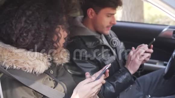 在车里用手机的情侣视频的预览图