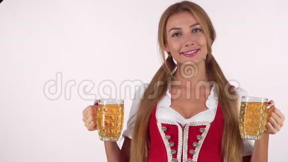 可爱的啤酒节女孩拿着两个大啤酒杯对着镜头飞吻视频的预览图