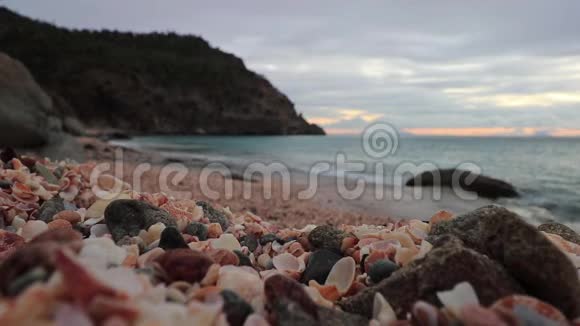 古斯塔维亚壳牌海滩的日落美景令人惊叹视频的预览图