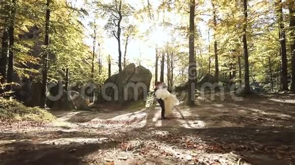 结婚舞会爱的一对情侣在夕阳下的秋林里跳第一支舞视频的预览图