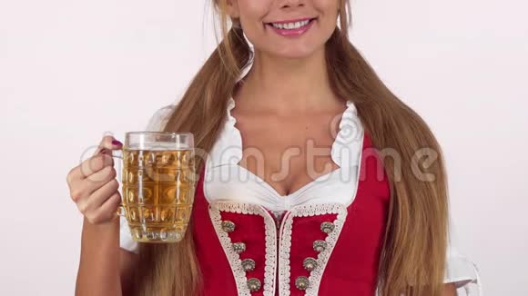 华丽的啤酒节女人穿着迪伦德尔的裙子拿着啤酒竖起大拇指视频的预览图